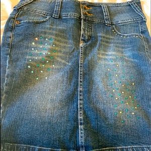 Very nice color and very good brand skirt gin’s.